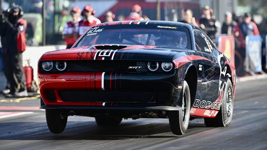 Lee Hartman resets Flexjet NHRA Factory Stock record with 7.548 blast in St. Louis with his Dodge Drag Pak